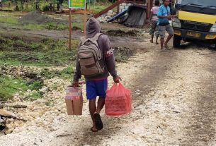 Warga Bantu Satgas TMMD Ambil Distribusi Logistik