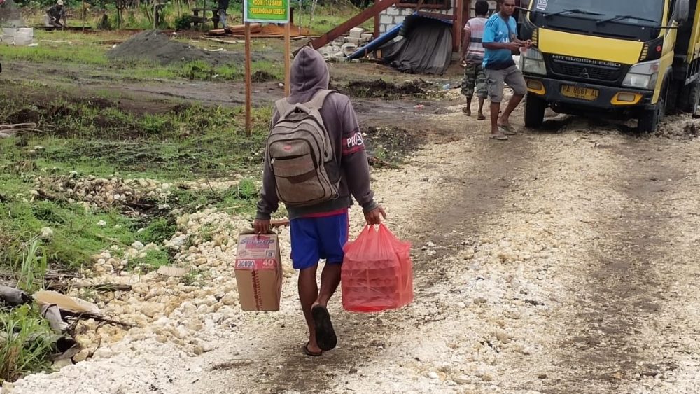 Warga Bantu Satgas TMMD Ambil Distribusi Logistik