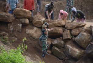 Warga Baringeng Sangat Antusias Membantu Satgas TMMD Ke-111 Kodim 1407/Bone