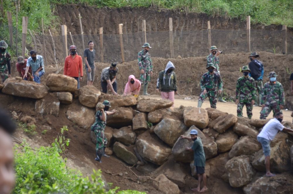 Warga Baringeng dan Satgas TMMD Ke-111 Bahu membahu Merapikan Susunan Batu Gunung