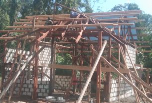 Warga Kampung Dorba Pasang Gelagar Atap Rumah Pastori