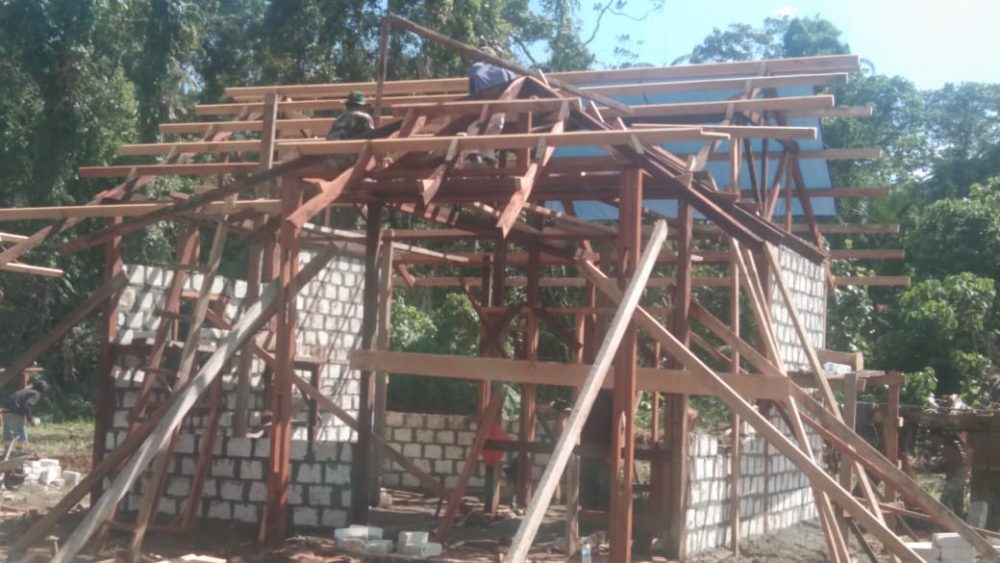 Warga Kampung Dorba Pasang Gelagar Atap Rumah Pastori