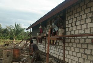 Warga Kampung Dorba Perlihatkan Skill Bertukang di Lokasi TMMD