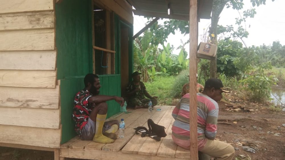 Warga Kampung Dorba Persilahkan Satgas TMMD Tempati Rumahnya untuk Beristirahat