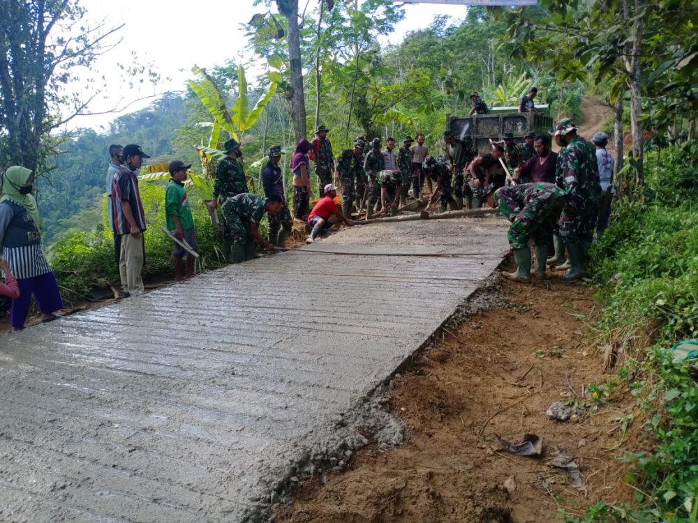 Warga Semakin Menyatu Dengan Satgas TMMD Reg 111