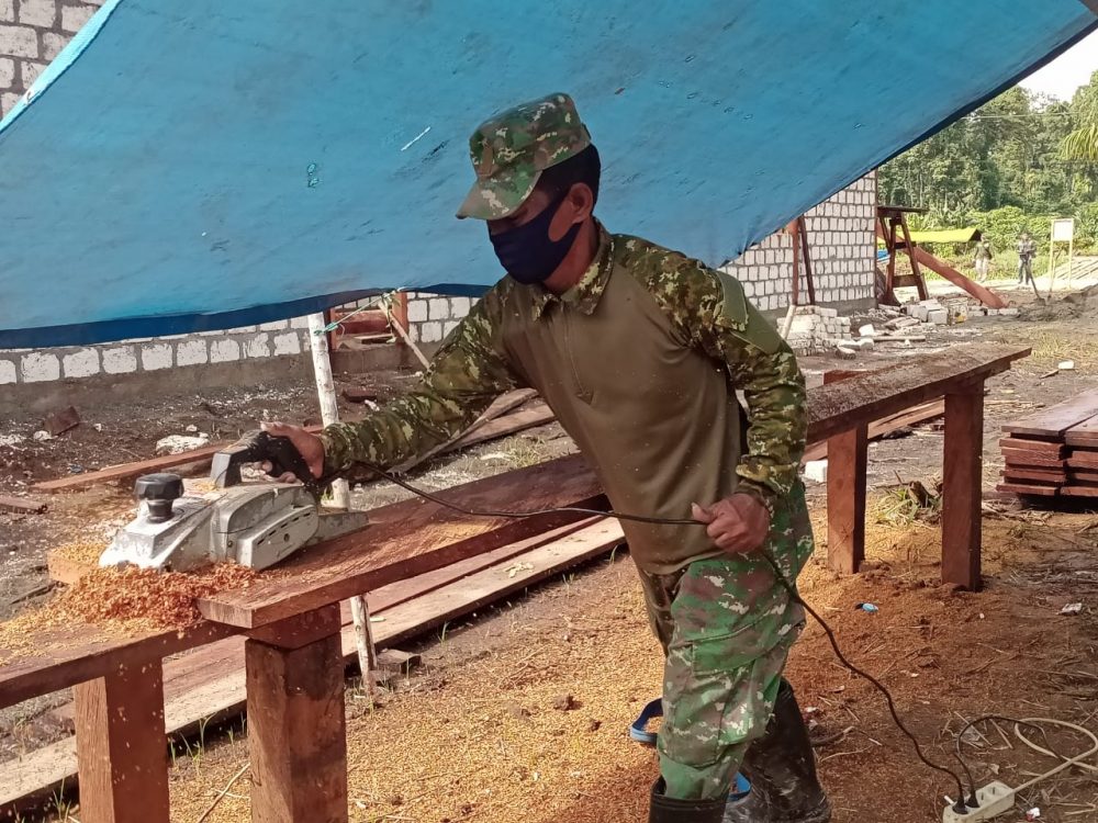 Warga dan Satgas TMMD Garap Penyekapan Kayu