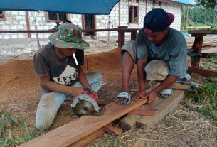 Warga dan Satgas TMMD Lakukan Pemotongan Papan Sopi-sopi