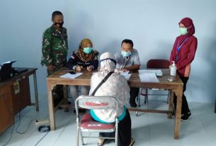 Pastikan Sesuai Protkes, Peltu Khomaedi Pimpin Anggota Dampingi Penyaluran BST