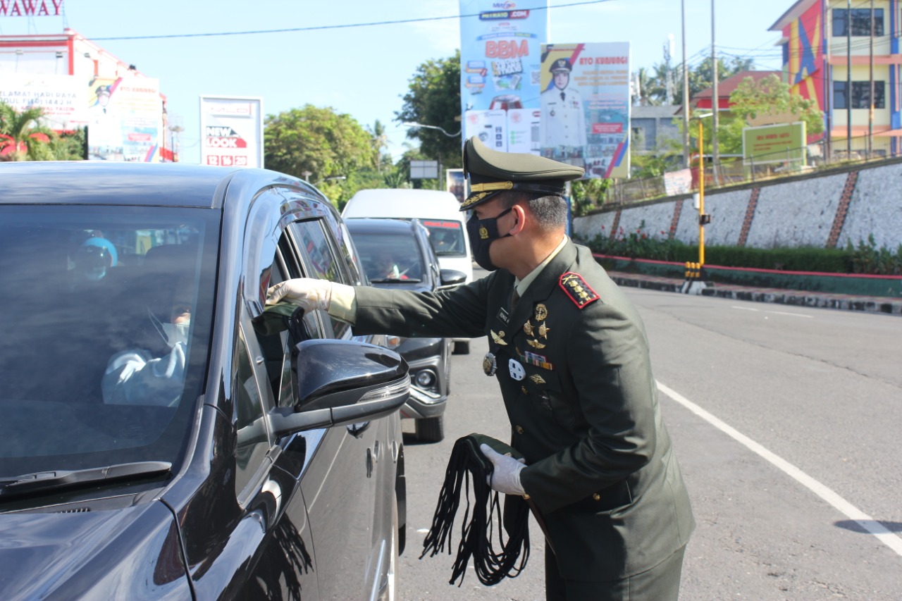 membagikan masker kepada masyarakat