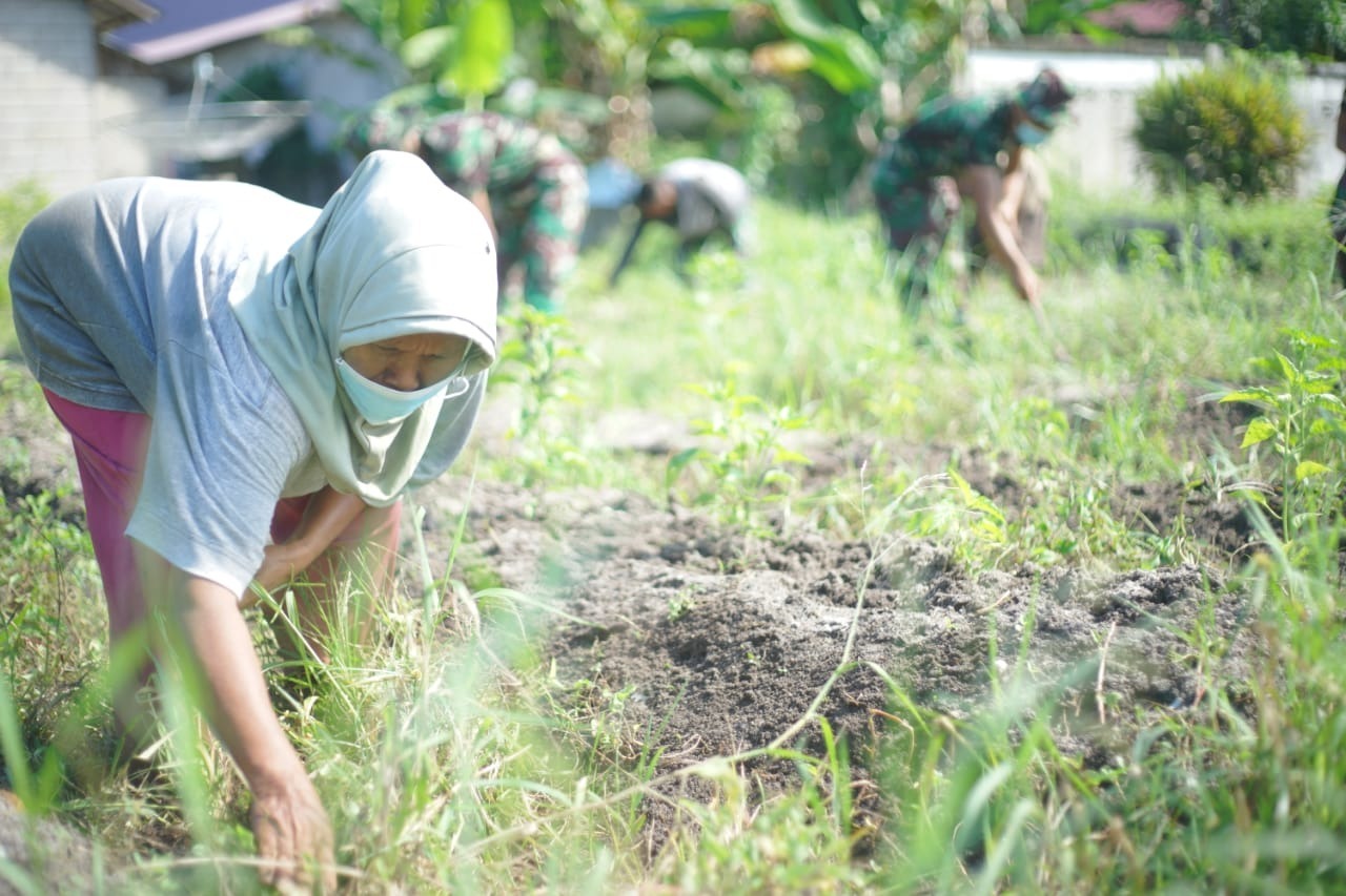 Antusias Masyarakat Sambut Kehadiran Personel Rindam XII/Tpr