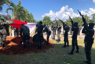 Mayor Inf Sutoto memimpin Apel Persada Pemakaman Kapten Inf (Purn) M.Yazid Amin