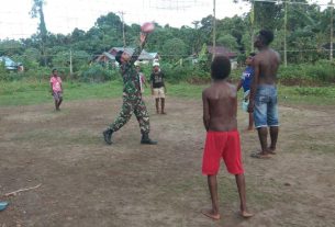 Sertu Agustinus Tusandim Bermain Voli Bersama Anak-anak Kampung Dorba