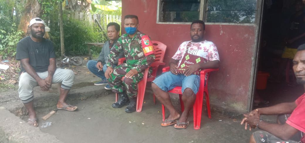 Satgas TMMD Komsos Jalin Kedekatan dengan Warga Kampung Dorba