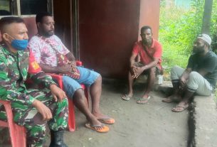 Merekam Kedekatan TNI dengan Warga Kampung Dorba