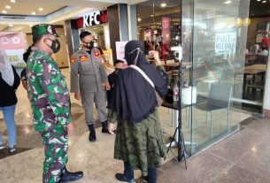 Sertu Sony bersama tim gugus tugas terus mengimbau masyarakat