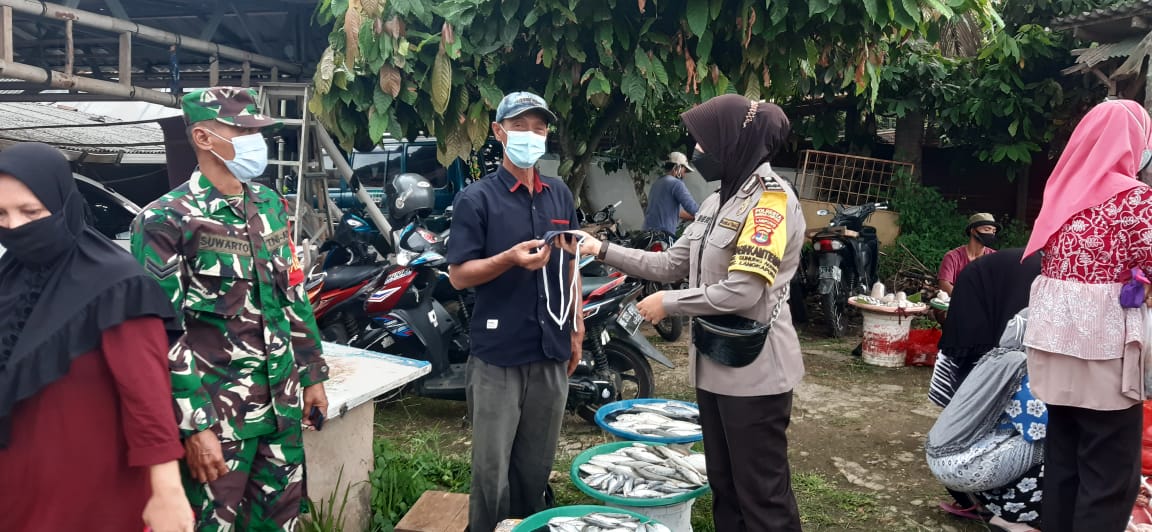 Sertu Suwarto bersama Gugus Tugas menghimbau warga mematuhi protokol kesehatan