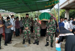 Tunjukan Rasa Empati, Danramil Melayat Kerumah Anggota Yang Orang Tuanya Meninggal Dunia