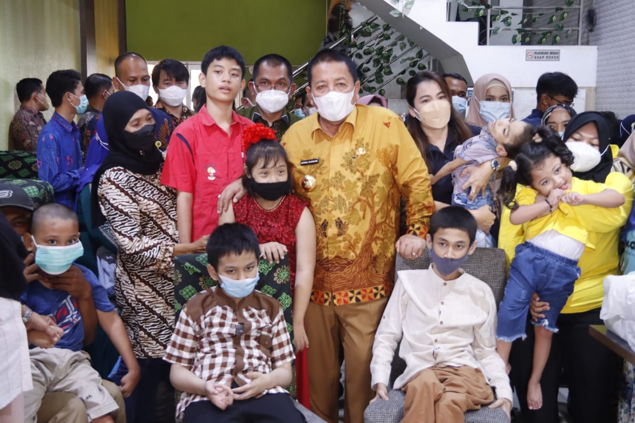 Gubernur Lampung Hadiri Penyerahan Lukisan String Art Oleh Komunitas Disabilitas Kota Metro