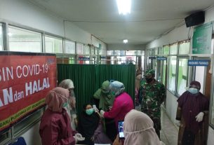 Sukseskan Vaksinasi Covid - 19, Babinsa Jajaran Kodim 0105/Abar Antar Jemput Dan Gendong Lansia