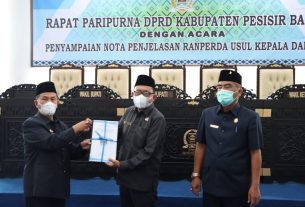 Rapat Paripurna DPRD Kabupaten Pesisir Barat Dengan Acara Penyampaian Nota Penjelasan