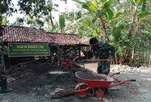 Batuud Koramil 10/Wuryantoro Pimpin Anggota Bersama Warga Bantu Bangun RTLH