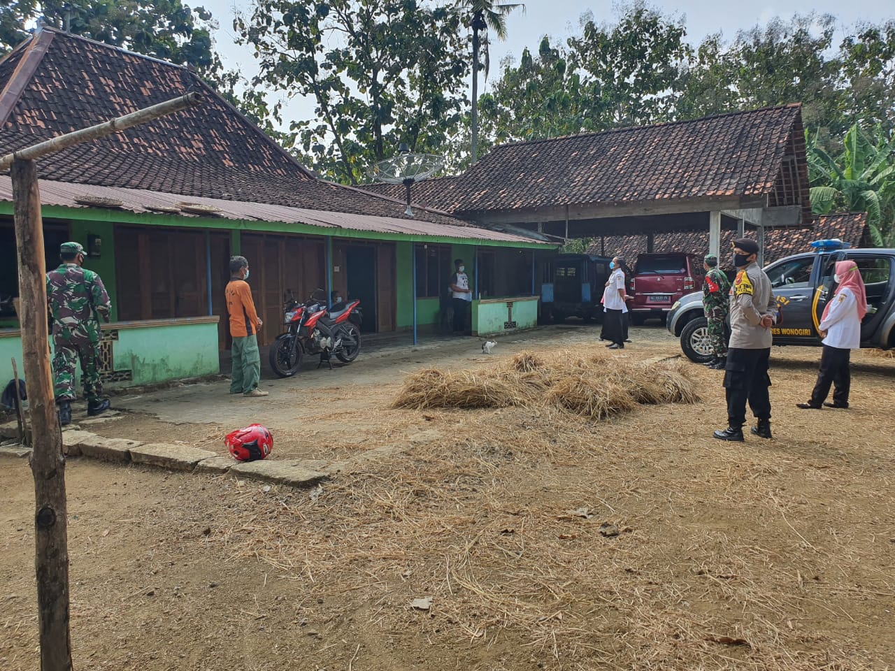 Cegah Dan Putus Penyebaran Covid-19 Diwilayah Binaan, Babinsa Dan Bhabinkamtibmas Dampingi Tim Kesehatan Laksanakan Tracing