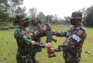 Personel militer Kodim 0410/KBL melaksanakan latihan menembak
