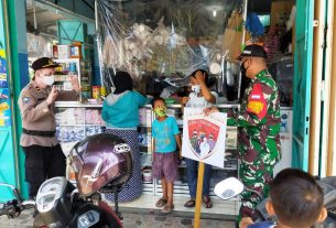 Berikan Masker Koramil 09/Grogol Bersama Polsek Grogol Cegah Covid-19