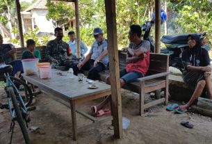 Komsos Di Sela-sela Istirahat Kegiatan, Babinsa Rutin Ingatkan Warga Jaga Protokol Kesehatan Di Lokasi Sasaran Fisik