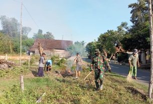 Sagtas TMMD Reguler Ke-111 Kodim 0718/Pati Bersama Warga Desa Tamansari Pembersihan Jalan Menuju Masjid