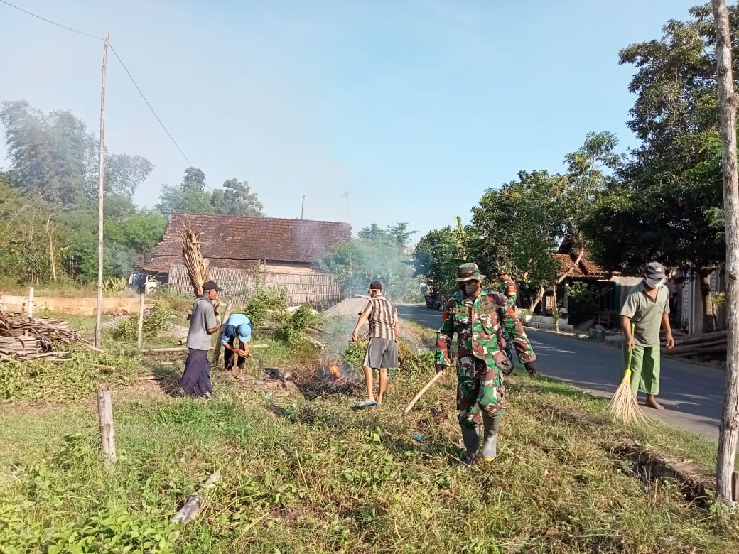 Sagtas TMMD Reguler Ke-111 Kodim 0718/Pati Bersama Warga Desa Tamansari Pembersihan Jalan Menuju Masjid