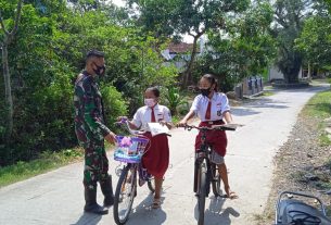 Menghilangkan Kejenuhan Dengan Bercengkrama Bersama Anak Sekolah