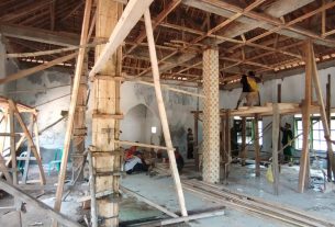 Pemasangan Tiang Beton di Masjid Nurul Hidayah Oleh Personel Pra TMMD ke-111