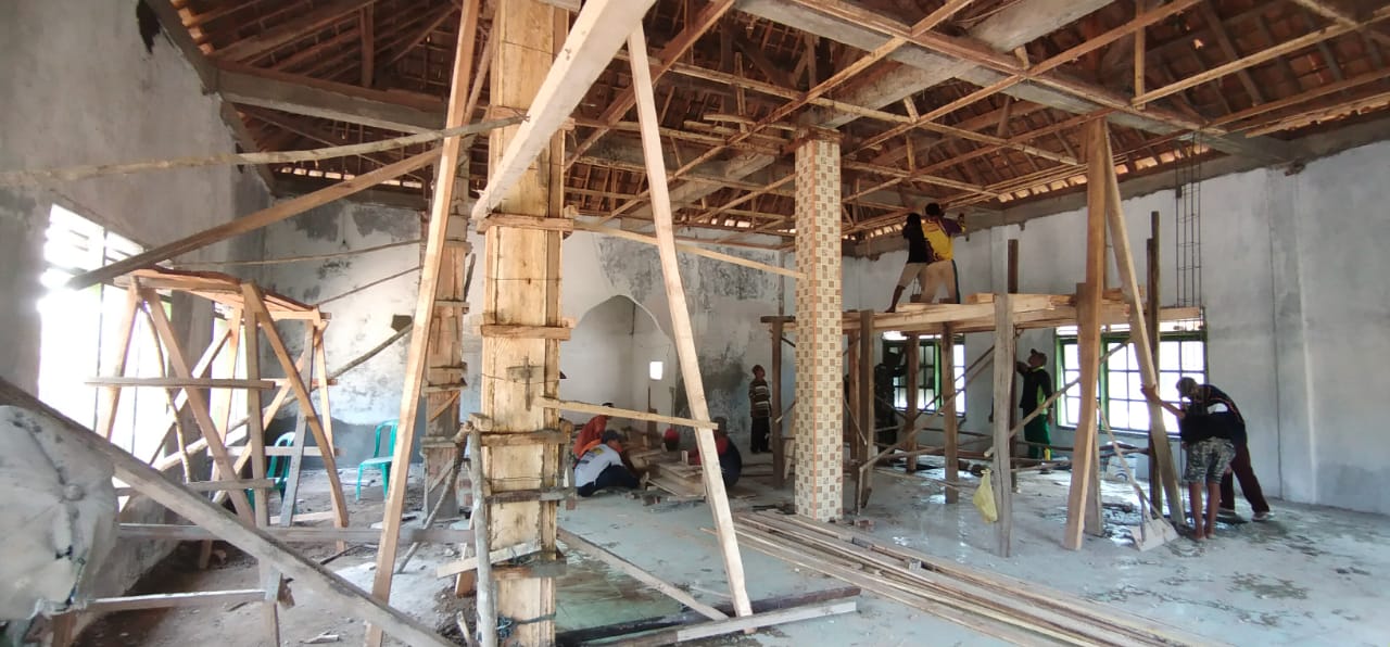 Pemasangan Tiang Beton di Masjid Nurul Hidayah Oleh Personel Pra TMMD ke-111