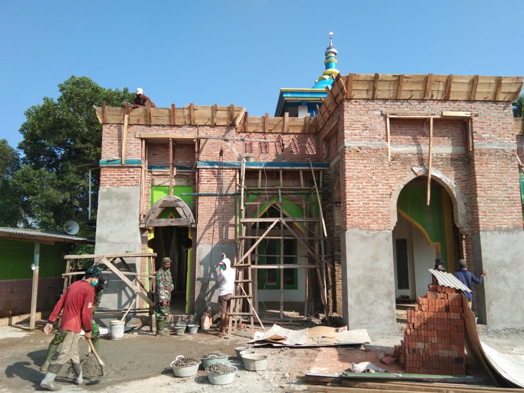 Kejar Target Pembangunan Masjid di Desa Abung Jayo, Babinsa bahu membahu bersama Masyarakat