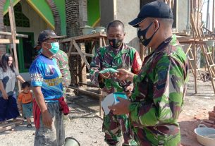 Satgas TMMD Kodim 0412/LU, Bagikan Masker Kepada Masyarakat