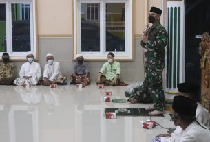 Sholat Magrib Berjamaah, Tidak Lupa Dandim Kodim 0410/KBL Ingatkan 5 M