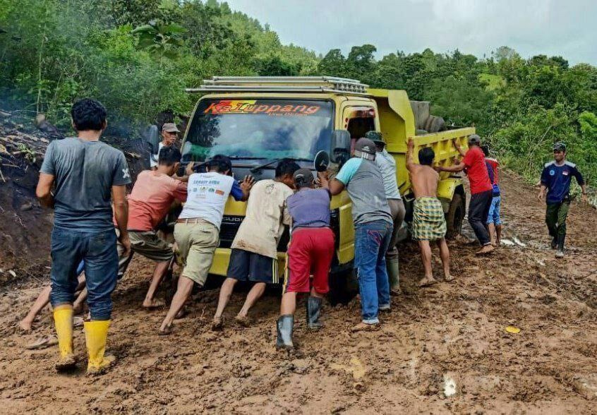 Truk Terjebak Lumpur, TNI dan Warga Bantu Dorong dilokasi TMMD ke 111 kodim 1407/ Bone