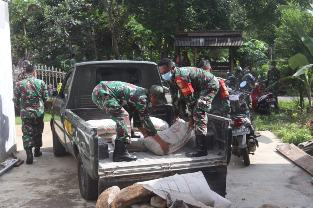 Melalui Karya Bakti TNI TA. 2021 Membangun Pos Kamling di Kampung Pulo Mas