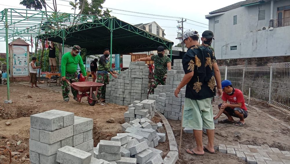 Antusias Warga Desa Songgalan Dalam TMMD Ke-111 Kodim 0735/Surakarta