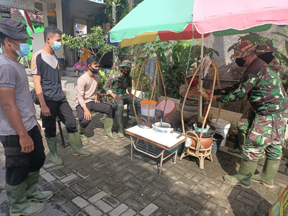Pedagang Es Dawet Coba Mengais Rezeki Di Lokasi TMMD Reguler Kodim Surakarta