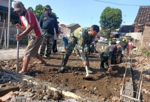 Kompak..!! Anggota Satgas TMMD Dan Warga Kebut Pengerjaan Sasaran Fisik Gazebo