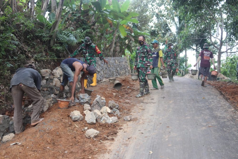 Personel Kodim 0410/KBL melaksanakan pembangunan Talud