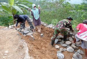 Pekerjaan TNI dan Warga Saat Bangun Jalan TMMD Sama Porsi