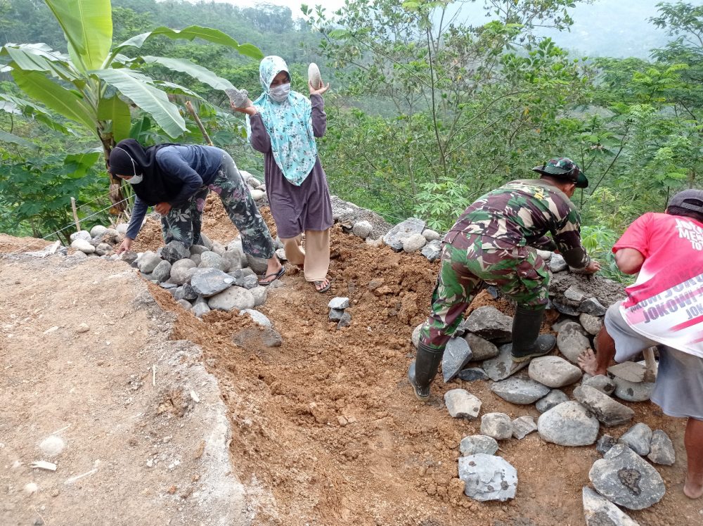 Pekerjaan TNI dan Warga Saat Bangun Jalan TMMD Sama Porsi