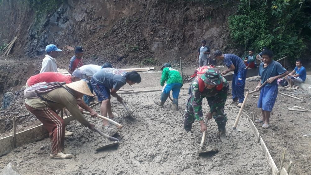 Satgas TMMD Reg 111 Bersama Warga Tambah Kecepatan di Pengecoran Jalan