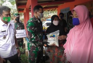 Sambangi dukuh Terpencil di Perbatasan Dandim 0726/Sukoharjo berikan bingkisan ke Warga