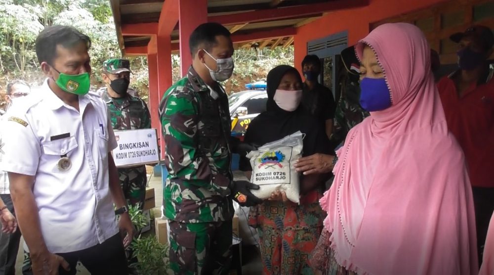 Sambangi dukuh Terpencil di Perbatasan Dandim 0726/Sukoharjo berikan bingkisan ke Warga