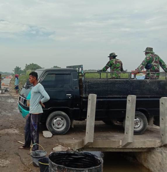 Satgas TMMD Tetap Semangat Melaksanakan Rabat Beton di Desa Tamansari