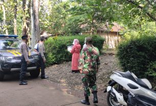 Putus Penyebaran Covid-19, Anggota Koramil 14/Jatisrono Terus Berikan Pendampingan Kepada Petugas Kesehatan Laksanakan Tracing